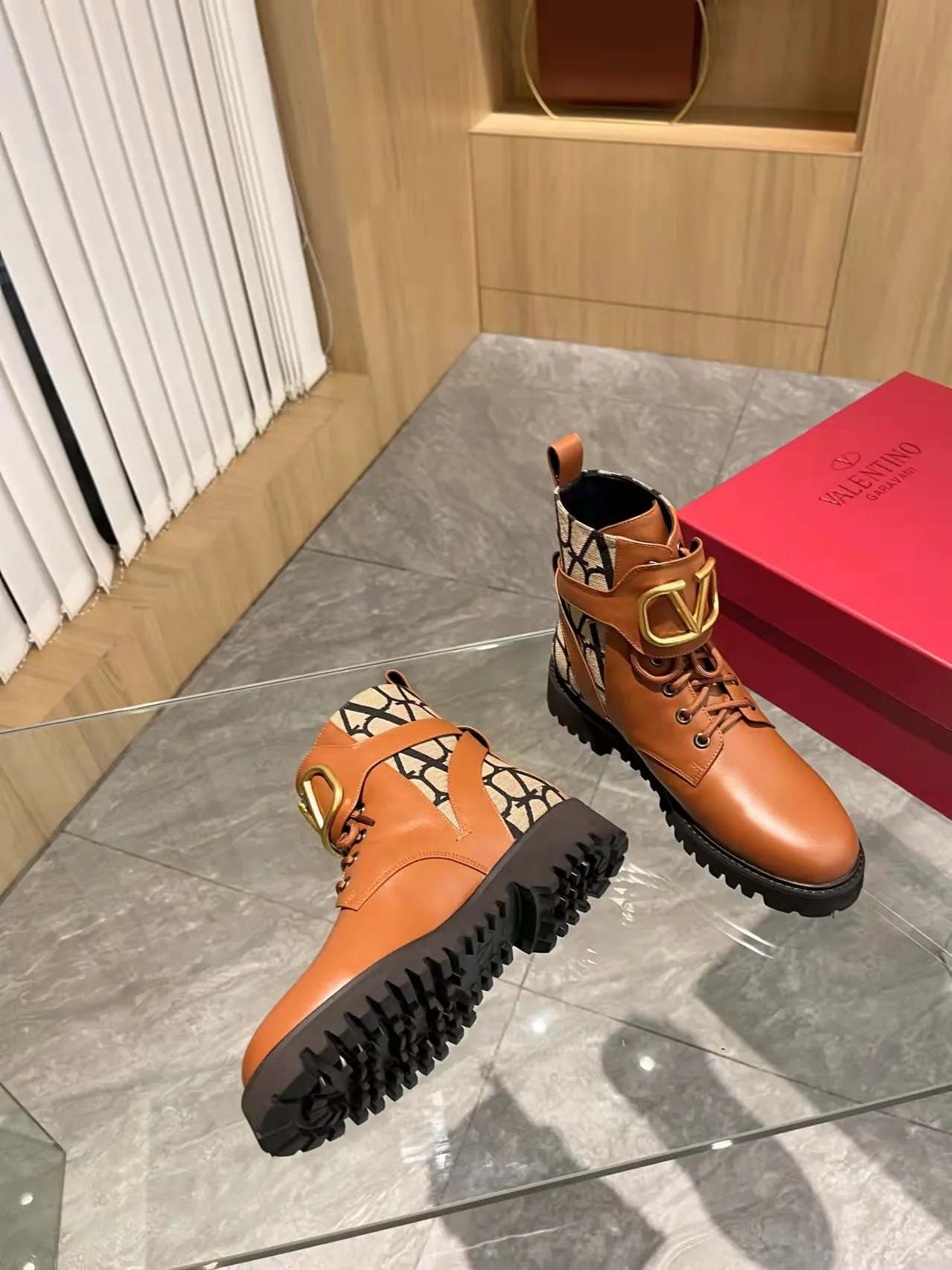 👟👟Ex-factory price 540👟👟 𝑉𝐴𝐿𝐸𝑁𝑇𝐼𝑁𝑂 Valentino's new autumn and winter Martin boots. The unique [V logo fabric print pattern] brings out a full sense of high-end, worth buying★Absolutely high-grade❥Original method Absolute sensibility❥Elegant style Create a different feeling, simple and elegant style!  Fabric: fabric printed cloth + imported cowhide. Lining: inner sheepskin. Bronze large buckle with high-end printing. Color: black, brown. Size: 35-41. (42 customized items cannot be returned or exchanged)